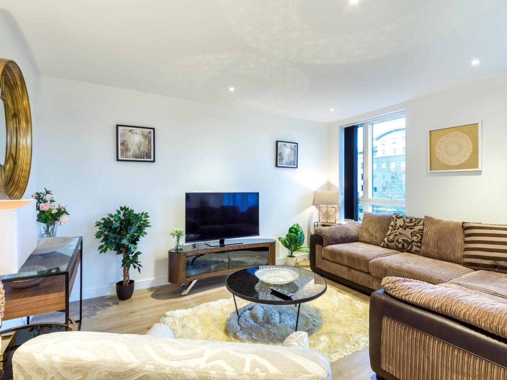 2 Bed Property Close To Heathrow Airport Appartement Hounslow Buitenkant foto